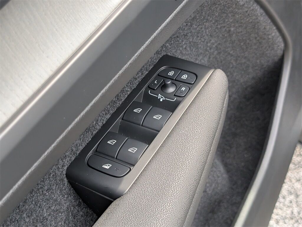 2025 Volvo XC40 B5 Core Hunt Valley MD
