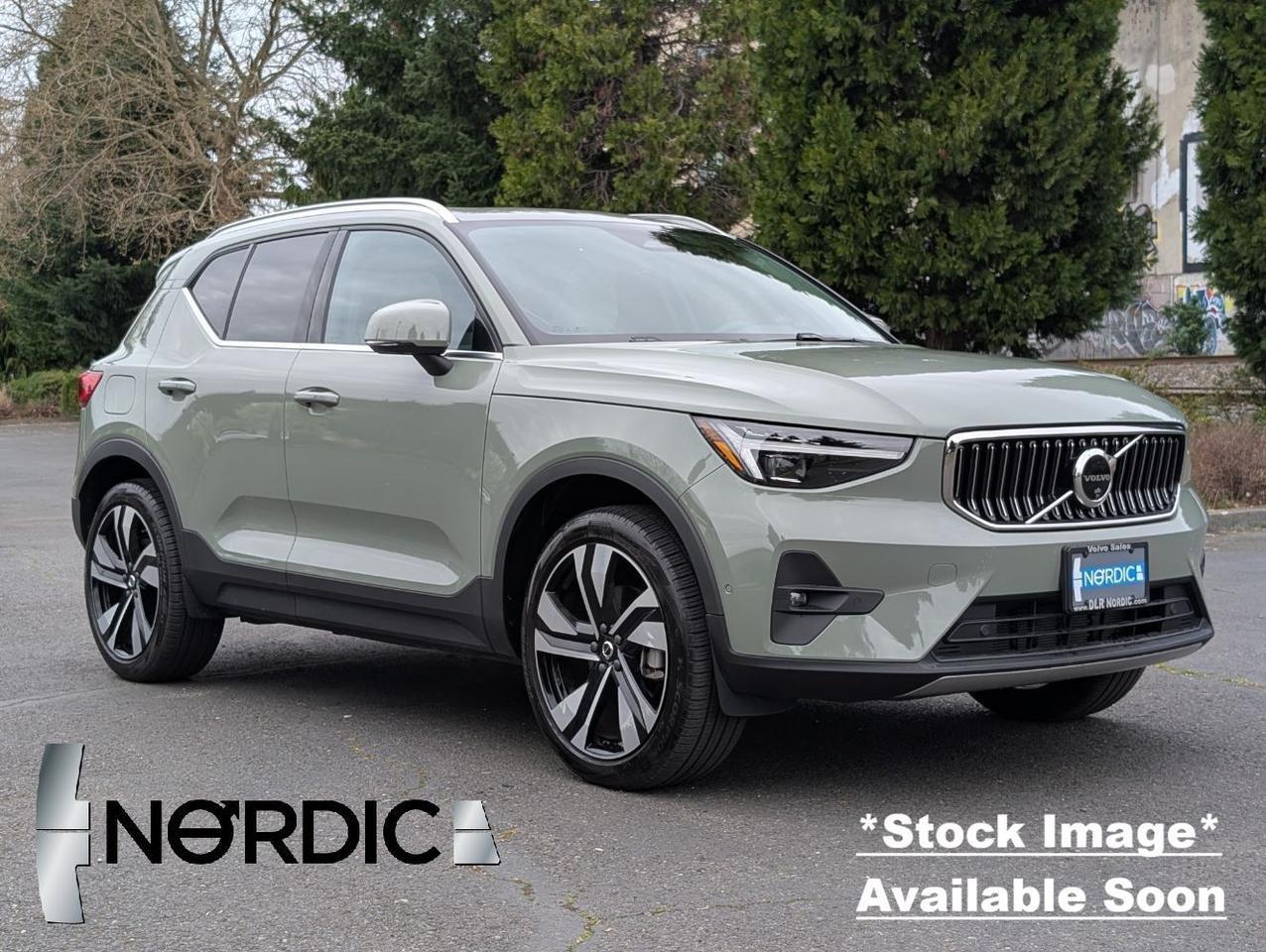 2025 Volvo XC40 B5 Hybrid AWD CORE | High Performance Audio, Pano Roof, Climate Pk *