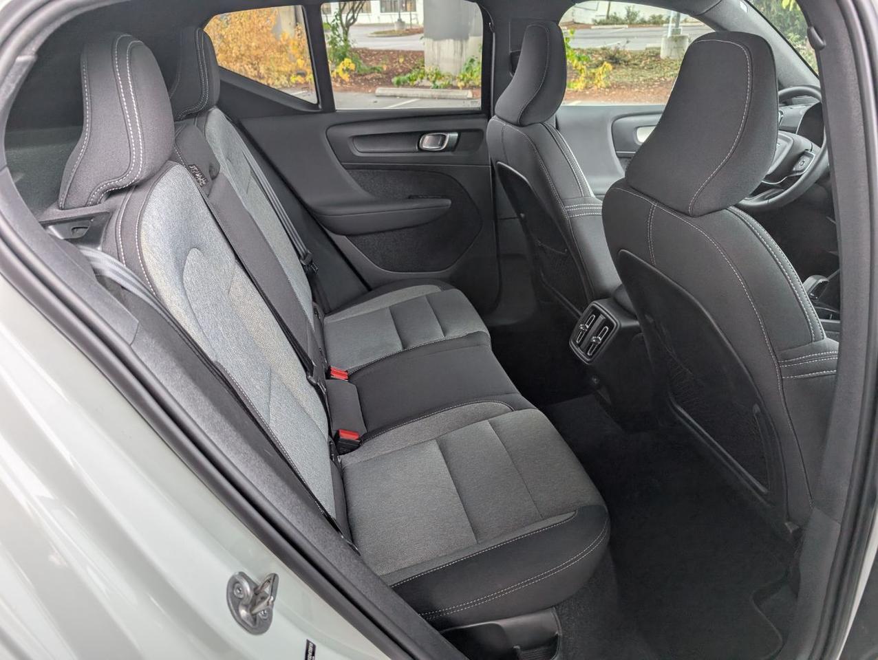 2025 Volvo XC40 B5 Hybrid AWD CORE | High Performance Audio, Panoramic Roof, Android/Carplay & Heated Seats Portland OR