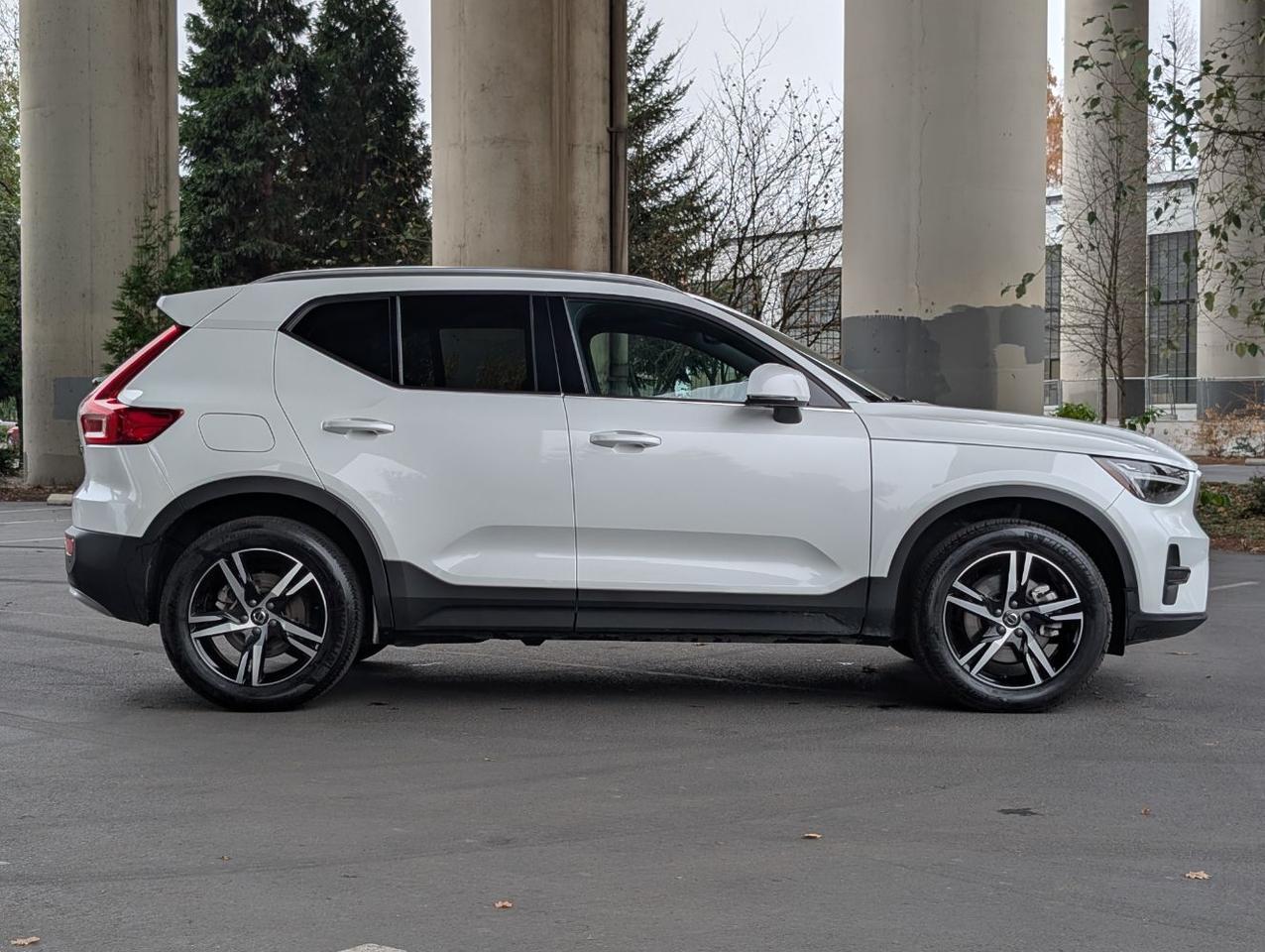 2025 Volvo XC40 B5 Hybrid AWD CORE | High Performance Audio, Panoramic Roof, Android/Carplay & Heated Seats Portland OR