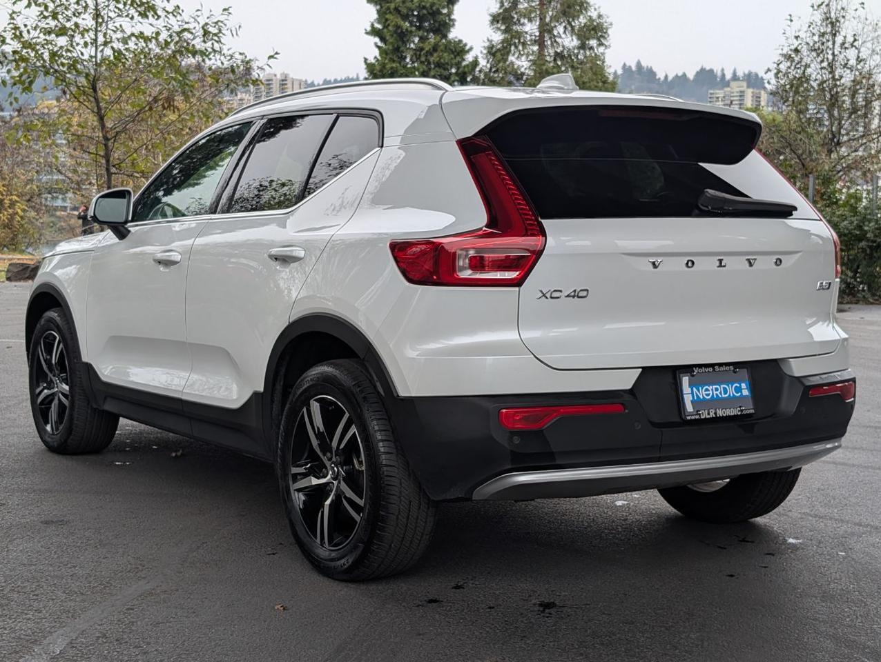 2025 Volvo XC40 B5 Hybrid AWD CORE | High Performance Audio, Panoramic Roof, Android/Carplay & Heated Seats Portland OR