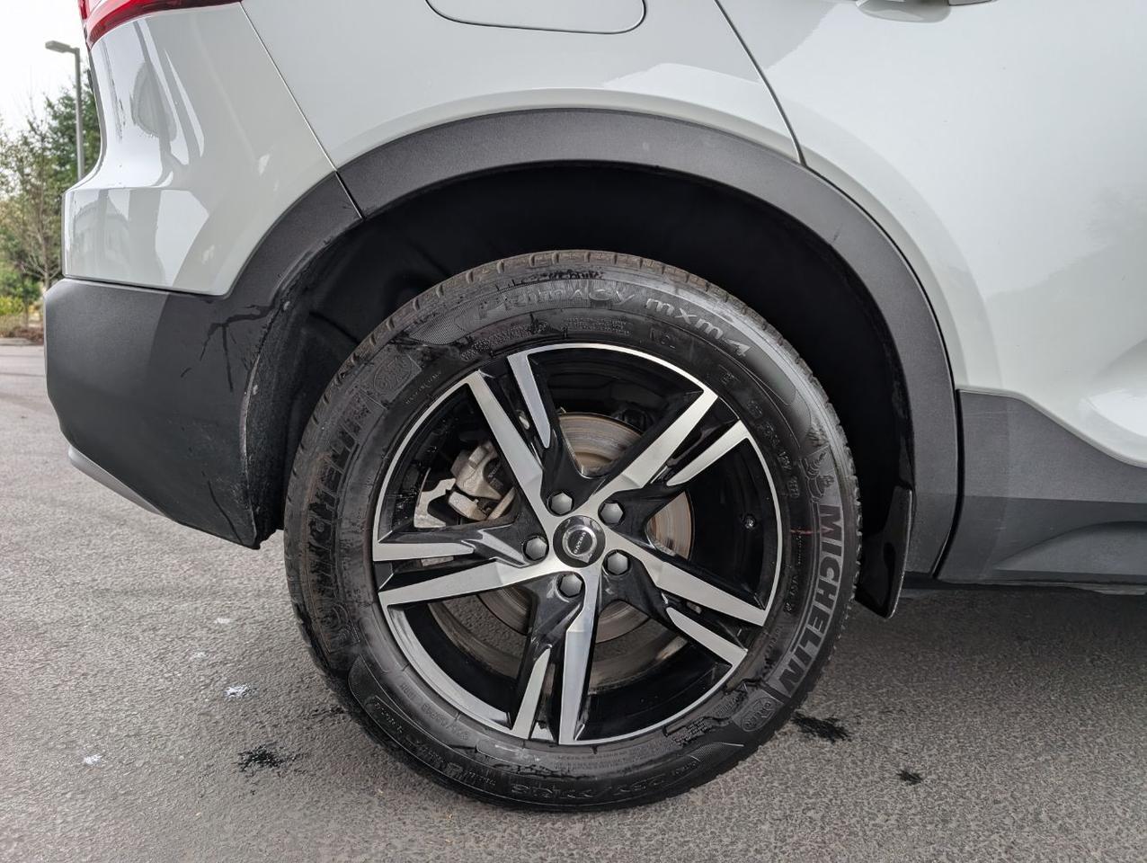 2025 Volvo XC40 B5 Hybrid AWD CORE | High Performance Audio, Panoramic Roof, Android/Carplay & Heated Seats Portland OR