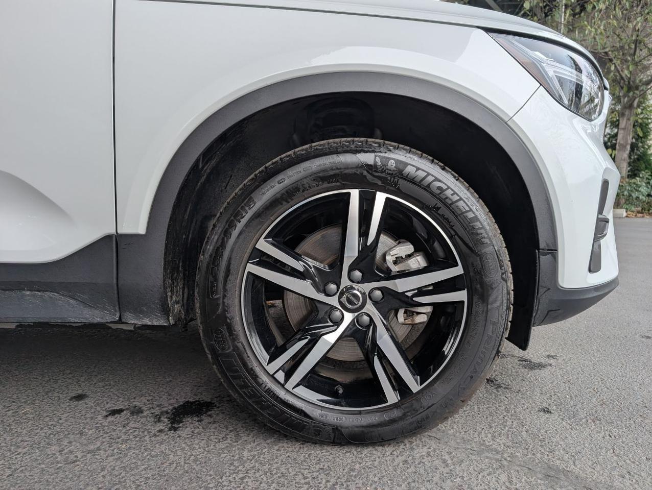 2025 Volvo XC40 B5 Hybrid AWD CORE | High Performance Audio, Panoramic Roof, Android/Carplay & Heated Seats Portland OR