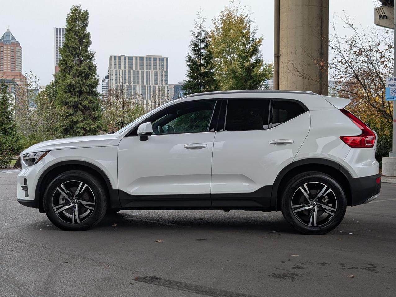 2025 Volvo XC40 B5 Hybrid AWD CORE | High Performance Audio, Panoramic Roof, Android/Carplay & Heated Seats Portland OR