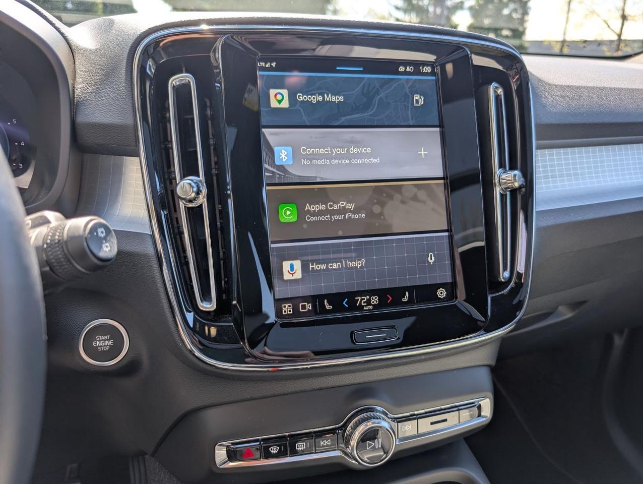 2025 Volvo XC40 B5 Hybrid AWD CORE | High Performance Audio, Panoramic Roof, Google Built In & Heated Seats Portland OR