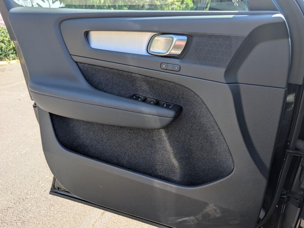 2025 Volvo XC40 B5 Hybrid AWD CORE | High Performance Audio, Panoramic Roof, Google Built In & Heated Seats Portland OR