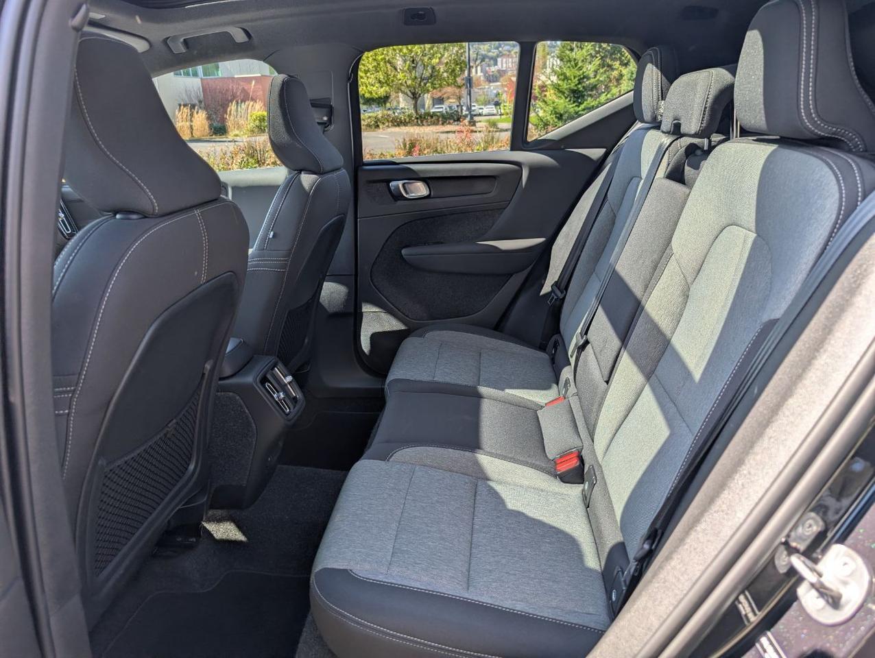 2025 Volvo XC40 B5 Hybrid AWD CORE | High Performance Audio, Panoramic Roof, Google Built In & Heated Seats Portland OR