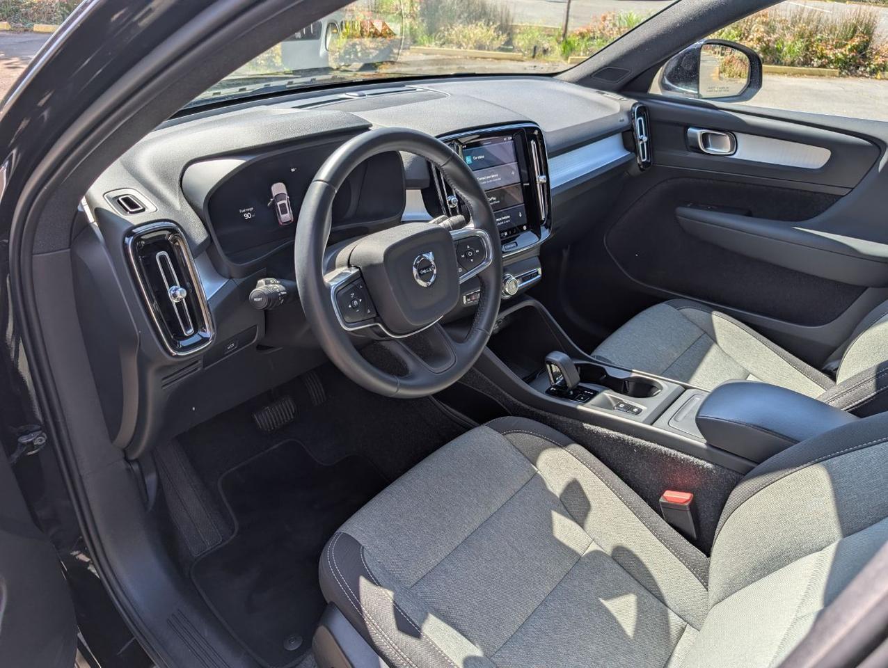 2025 Volvo XC40 B5 Hybrid AWD CORE | High Performance Audio, Panoramic Roof, Google Built In & Heated Seats Portland OR