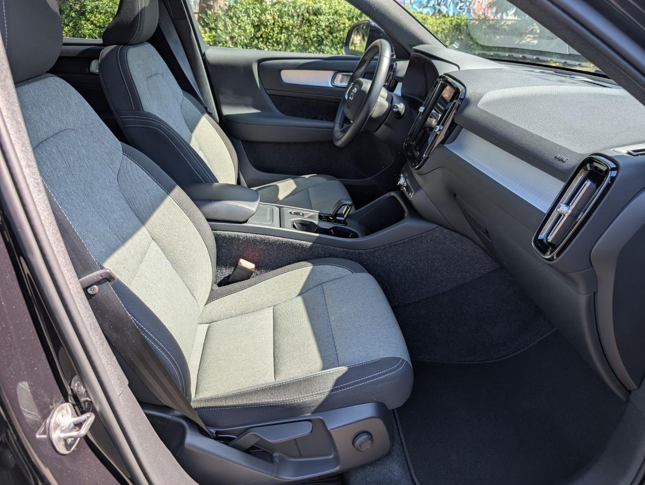 2025 Volvo XC40 B5 Hybrid AWD CORE | High Performance Audio, Panoramic Roof, Google Built In & Heated Seats Portland OR