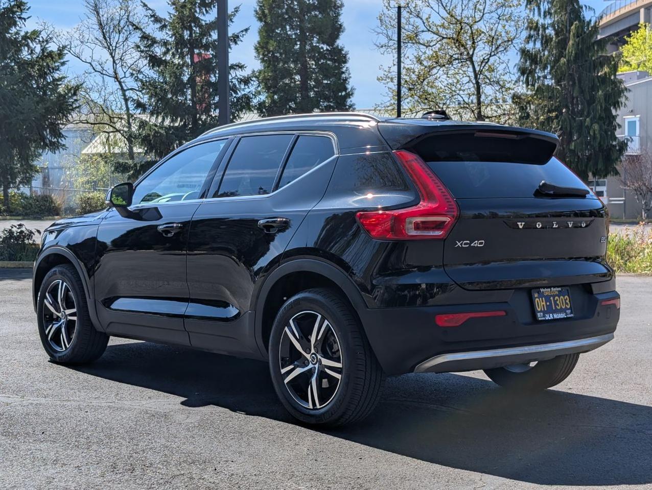 2025 Volvo XC40 B5 Hybrid AWD CORE | High Performance Audio, Panoramic Roof, Google Built In & Heated Seats Portland OR