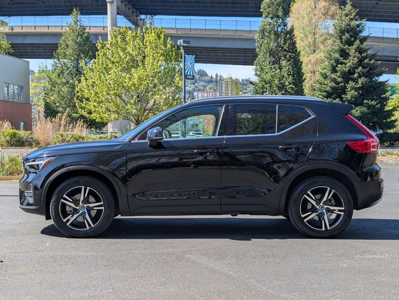 2025 Volvo XC40 B5 Hybrid AWD CORE | High Performance Audio, Panoramic Roof, Google Built In & Heated Seats Portland OR