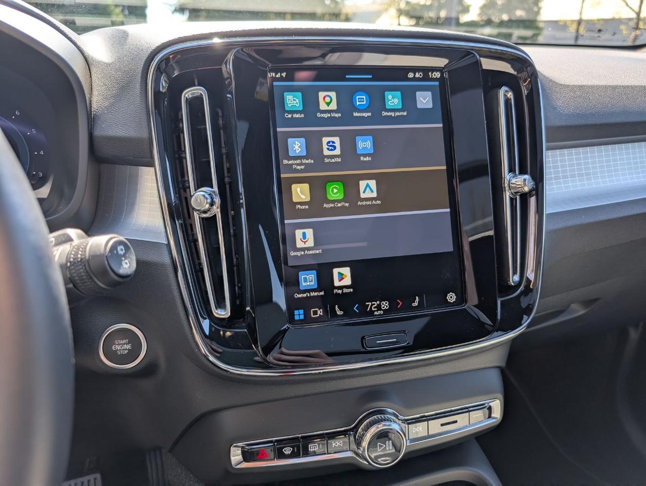 2025 Volvo XC40 B5 Hybrid AWD CORE | High Performance Audio, Panoramic Roof, Heated Seats * Portland OR