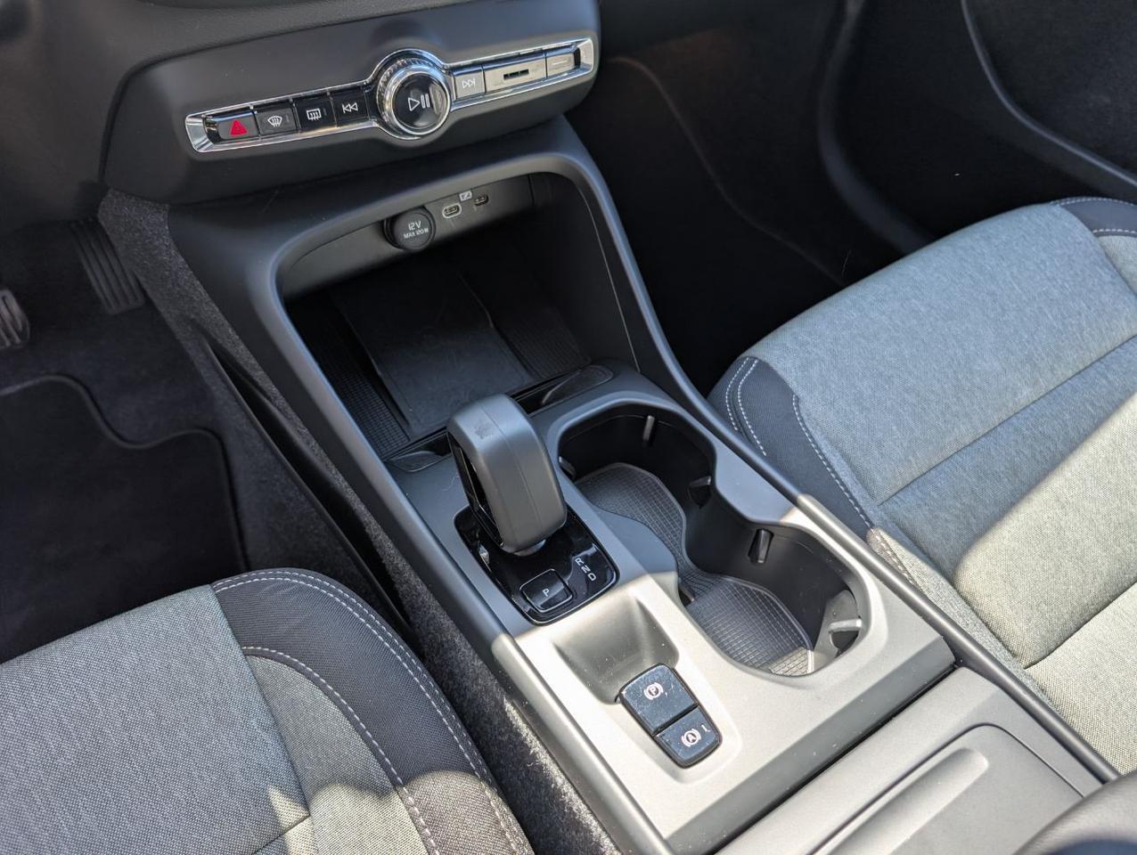 2025 Volvo XC40 B5 Hybrid AWD CORE | High Performance Audio, Panoramic Roof, Heated Seats * Portland OR