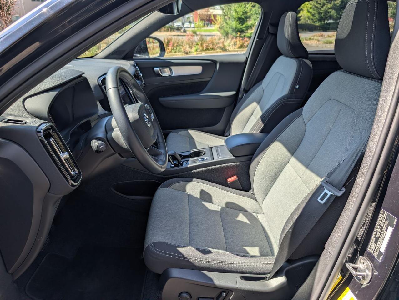 2025 Volvo XC40 B5 Hybrid AWD CORE | High Performance Audio, Panoramic Roof, Heated Seats * Portland OR