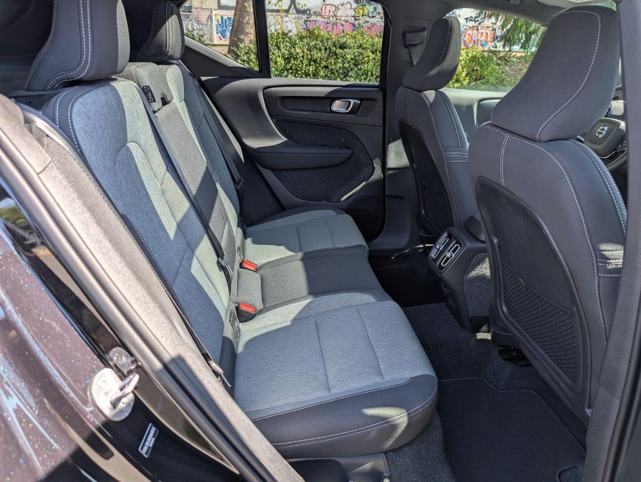 2025 Volvo XC40 B5 Hybrid AWD CORE | High Performance Audio, Panoramic Roof, Heated Seats * Portland OR