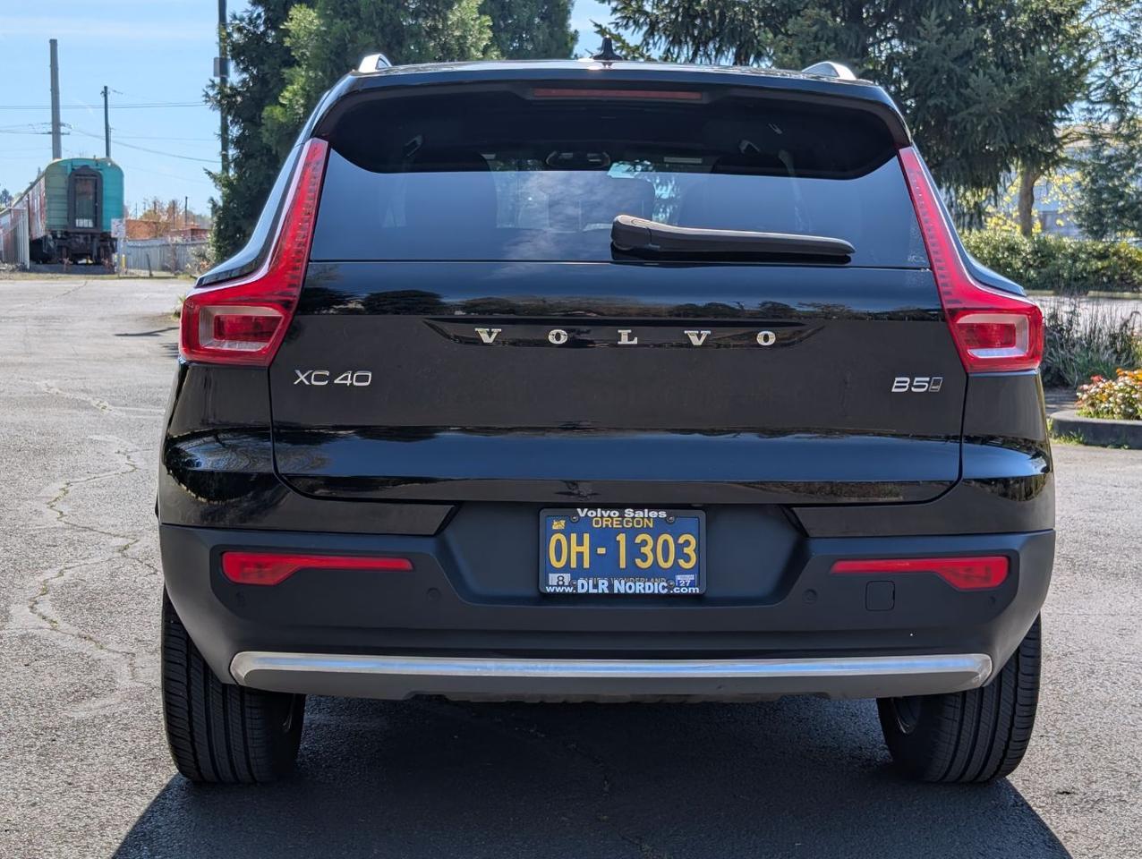 2025 Volvo XC40 B5 Hybrid AWD CORE | High Performance Audio, Panoramic Roof, Heated Seats * Portland OR