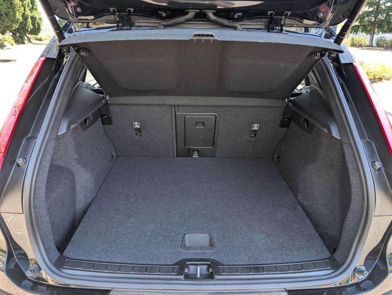 2025 Volvo XC40 B5 Hybrid AWD CORE | High Performance Audio, Panoramic Roof, Heated Seats * Portland OR