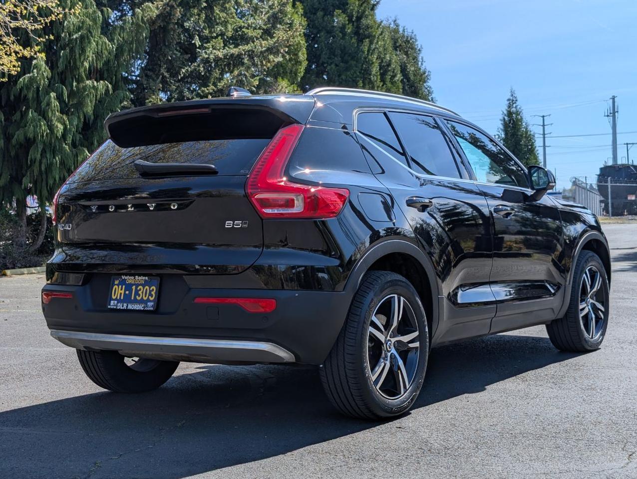 2025 Volvo XC40 B5 Hybrid AWD CORE | High Performance Audio, Panoramic Roof, Heated Seats * Portland OR