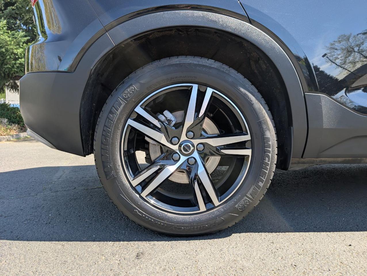 2025 Volvo XC40 B5 Hybrid AWD CORE | High Performance Audio, Panoramic Roof, Heated Seats * Portland OR