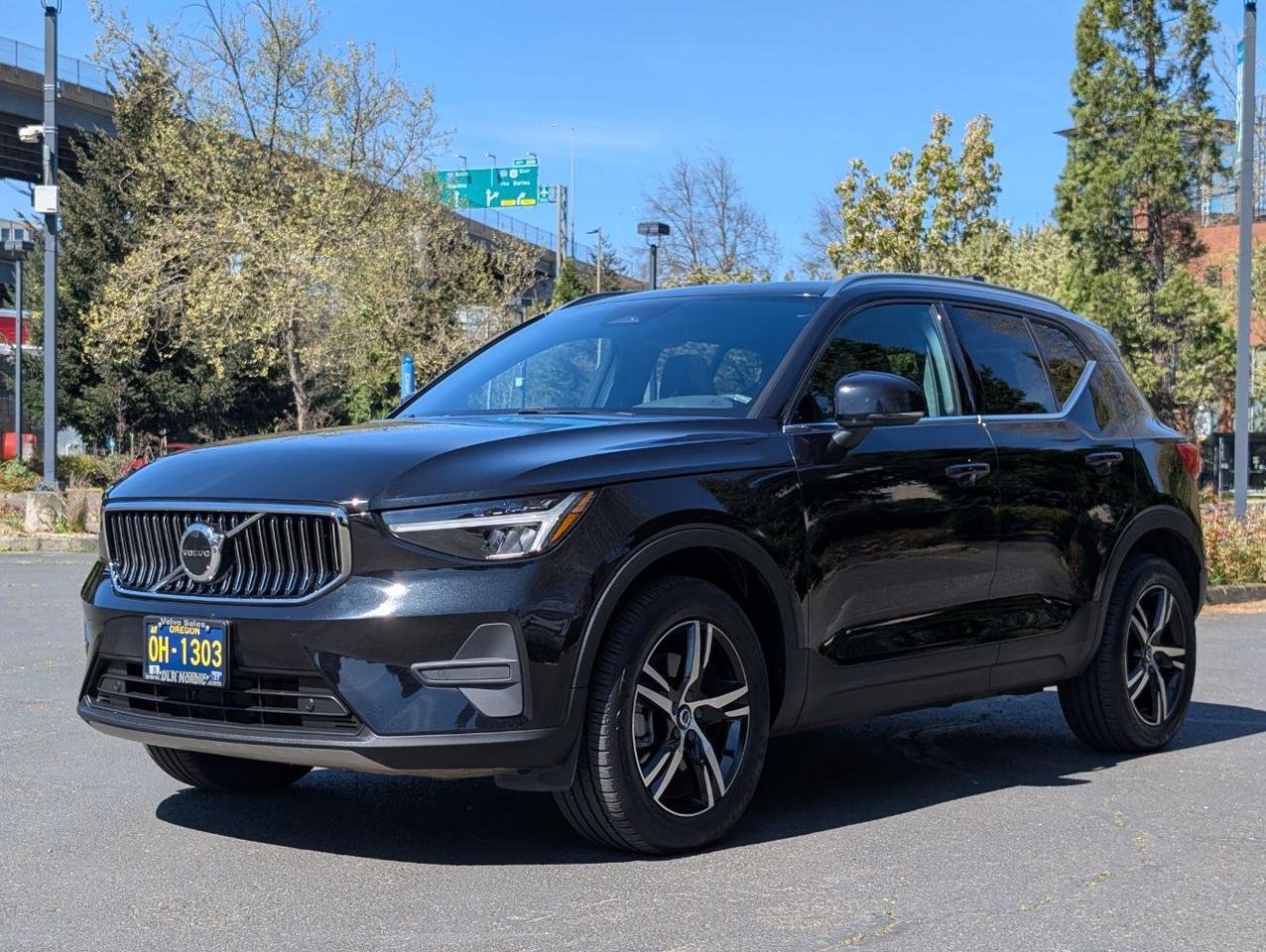2025 Volvo XC40 B5 Hybrid AWD CORE | High Performance Audio, Panoramic Roof, Heated Seats * Portland OR