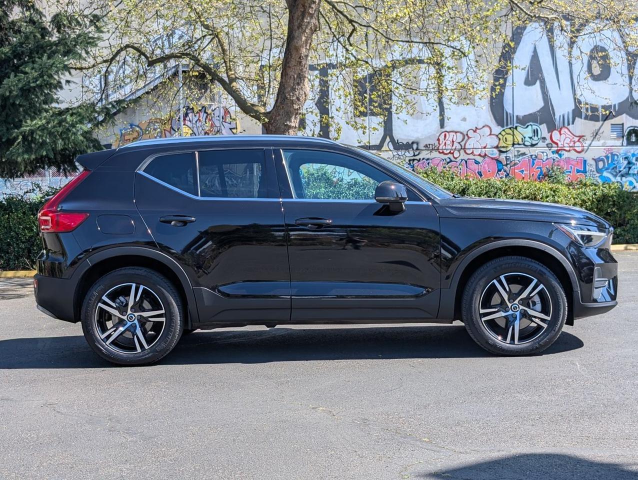 2025 Volvo XC40 B5 Hybrid AWD CORE | High Performance Audio, Panoramic Roof, Heated Seats * Portland OR