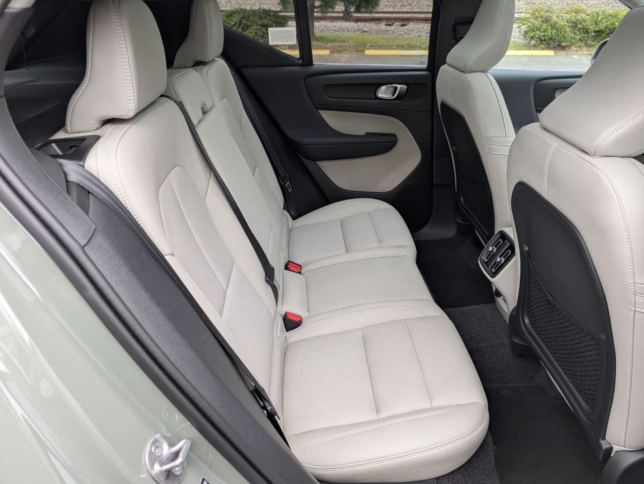 2025 Volvo XC40 B5 Hybrid AWD PLUS | HK Premium Audio, Climate Pkg, 20" Wheels * Portland OR