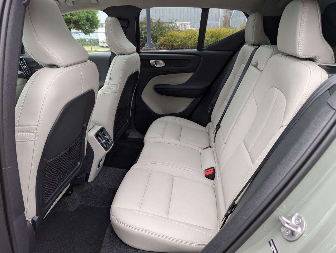 2025 Volvo XC40 B5 Hybrid AWD PLUS | HK Premium Audio, Climate Pkg, 20" Wheels * Portland OR