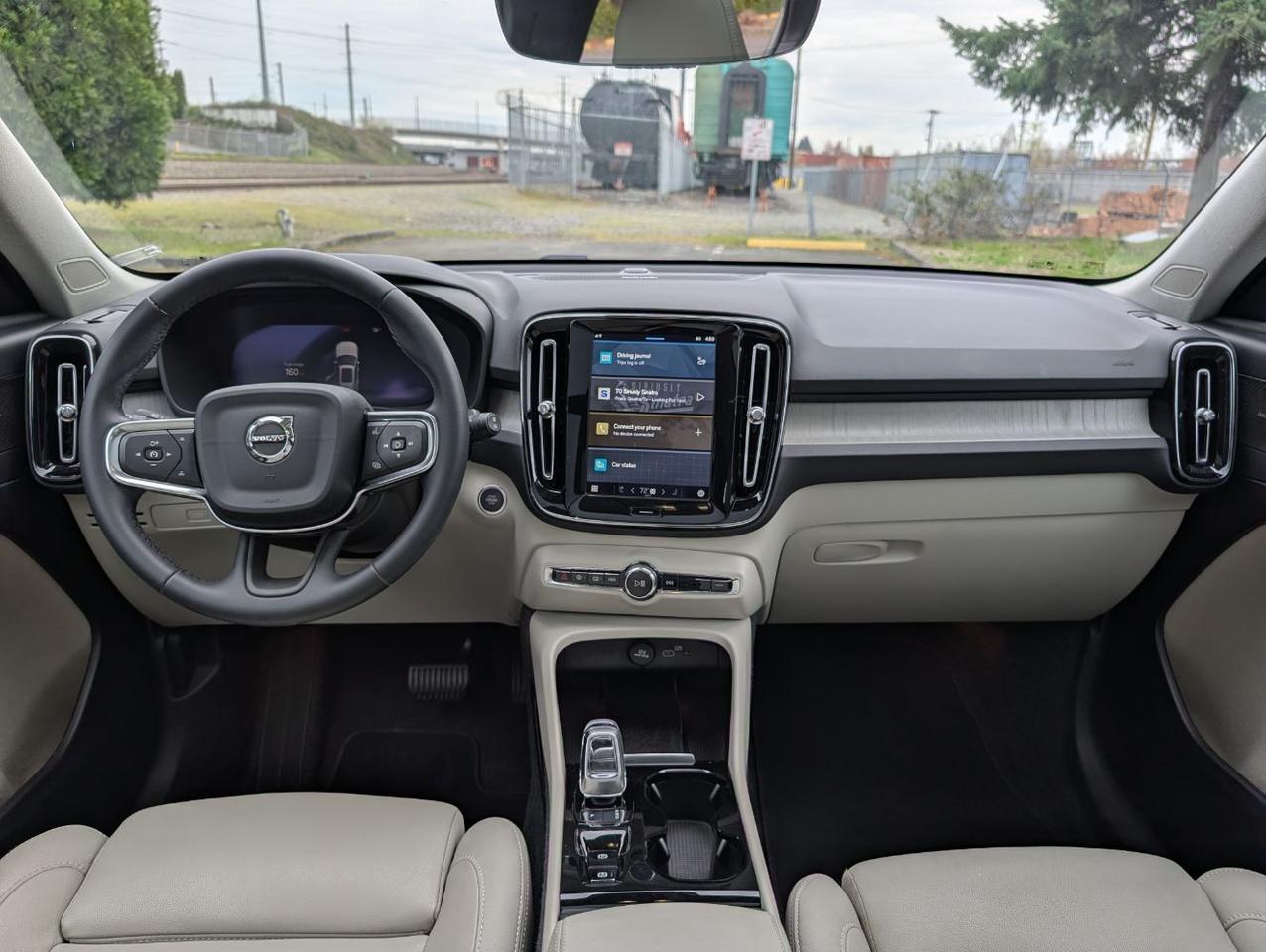 2025 Volvo XC40 B5 Hybrid AWD PLUS | HK Premium Audio, Climate Pkg, 20" Wheels * Portland OR