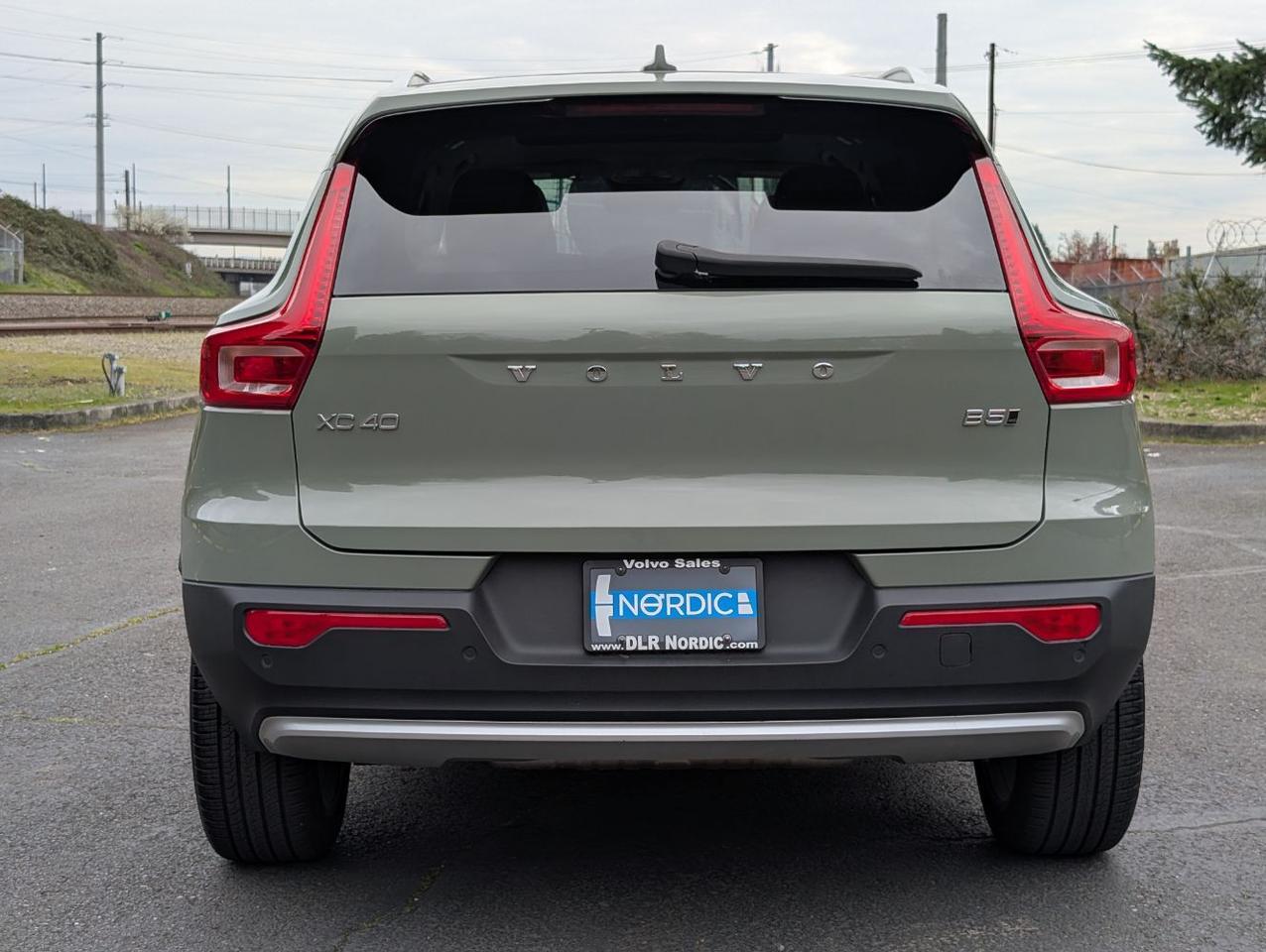 2025 Volvo XC40 B5 Hybrid AWD PLUS | HK Premium Audio, Climate Pkg, 20" Wheels * Portland OR