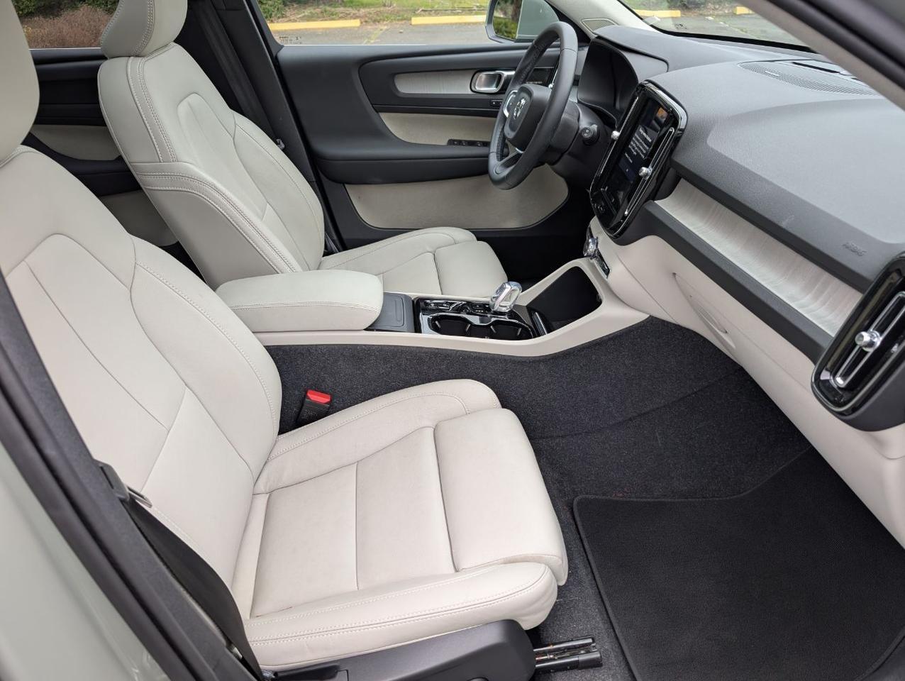 2025 Volvo XC40 B5 Hybrid AWD PLUS | HK Premium Audio, Climate Pkg, 20" Wheels * Portland OR