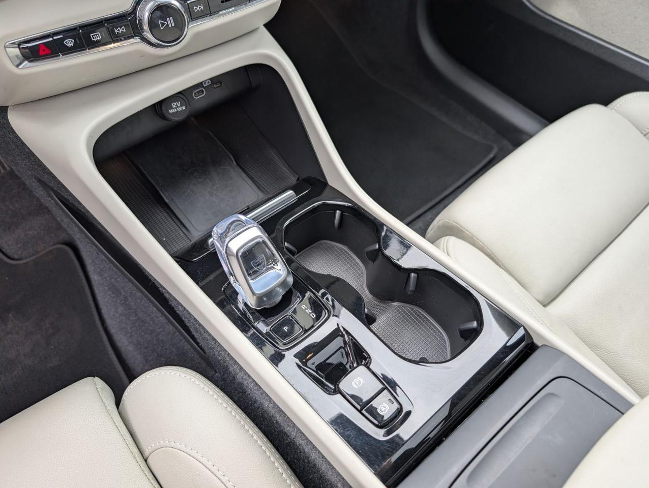 2025 Volvo XC40 B5 Hybrid AWD PLUS | HK Premium Audio, Climate Pkg, 20" Wheels * Portland OR