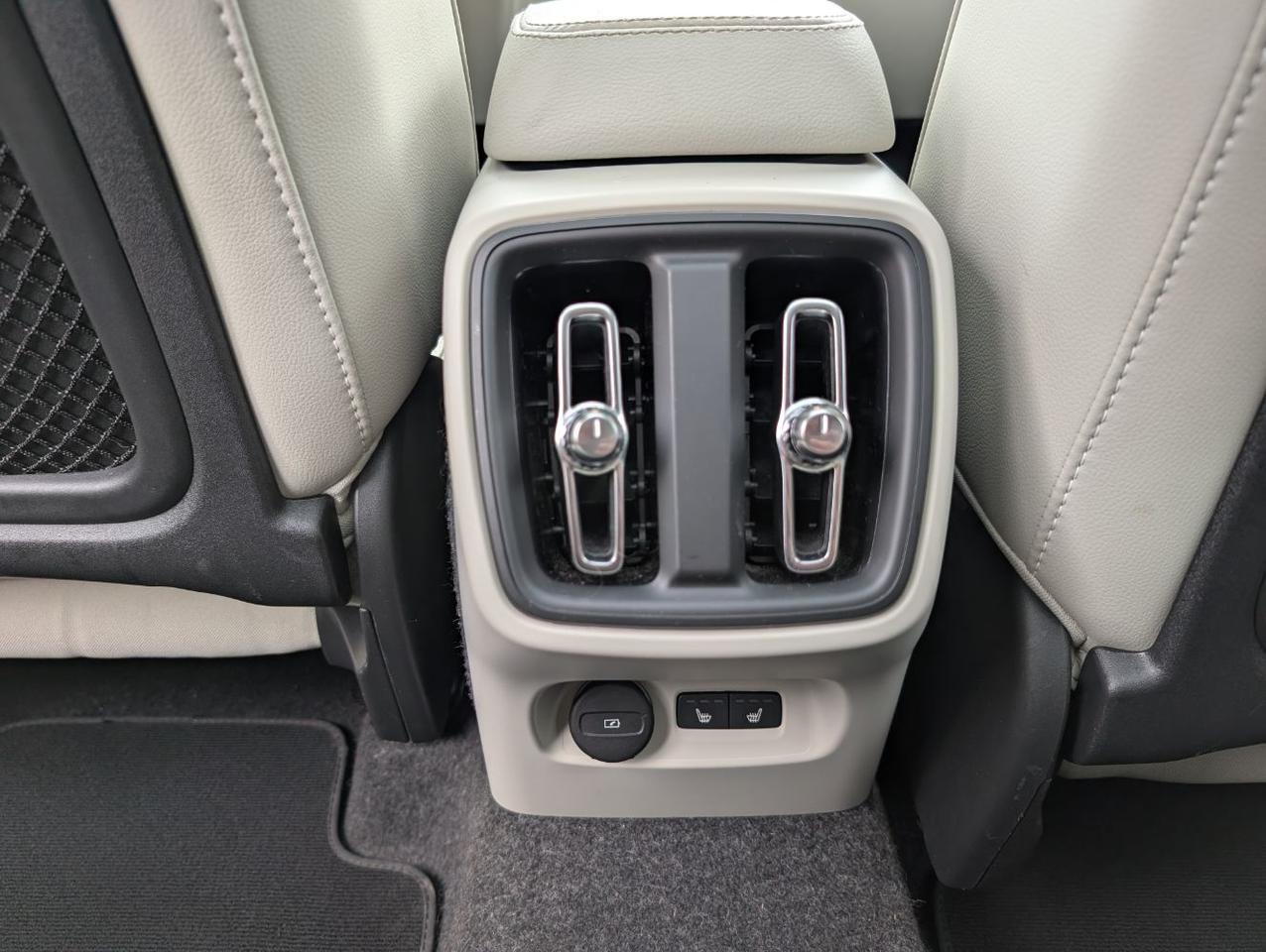 2025 Volvo XC40 B5 Hybrid AWD PLUS | HK Premium Audio, Climate Pkg, 20" Wheels * Portland OR