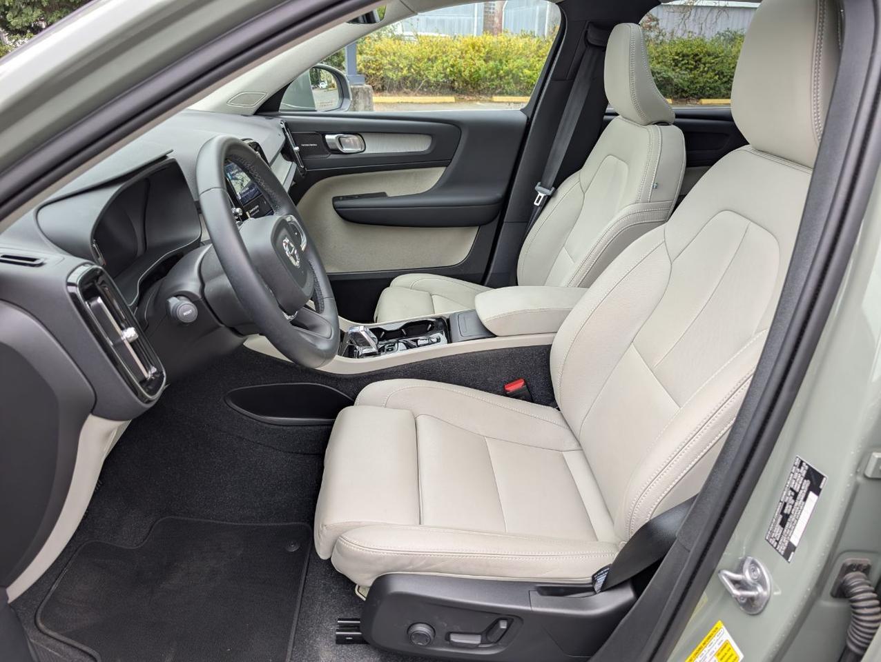 2025 Volvo XC40 B5 Hybrid AWD PLUS | HK Premium Audio, Climate Pkg, 20" Wheels * Portland OR