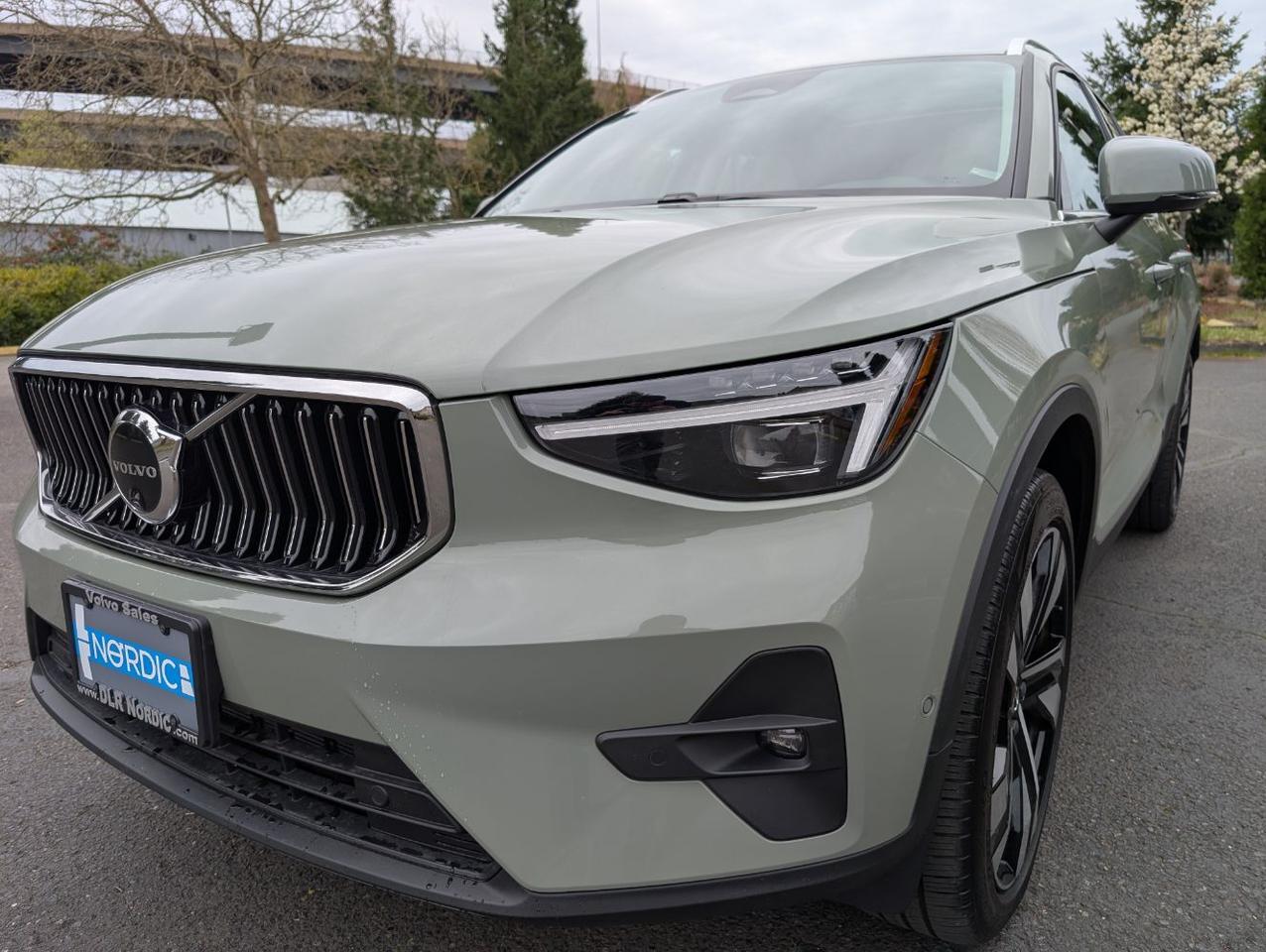 2025 Volvo XC40 B5 Hybrid AWD PLUS | HK Premium Audio, Climate Pkg, 20" Wheels * Portland OR