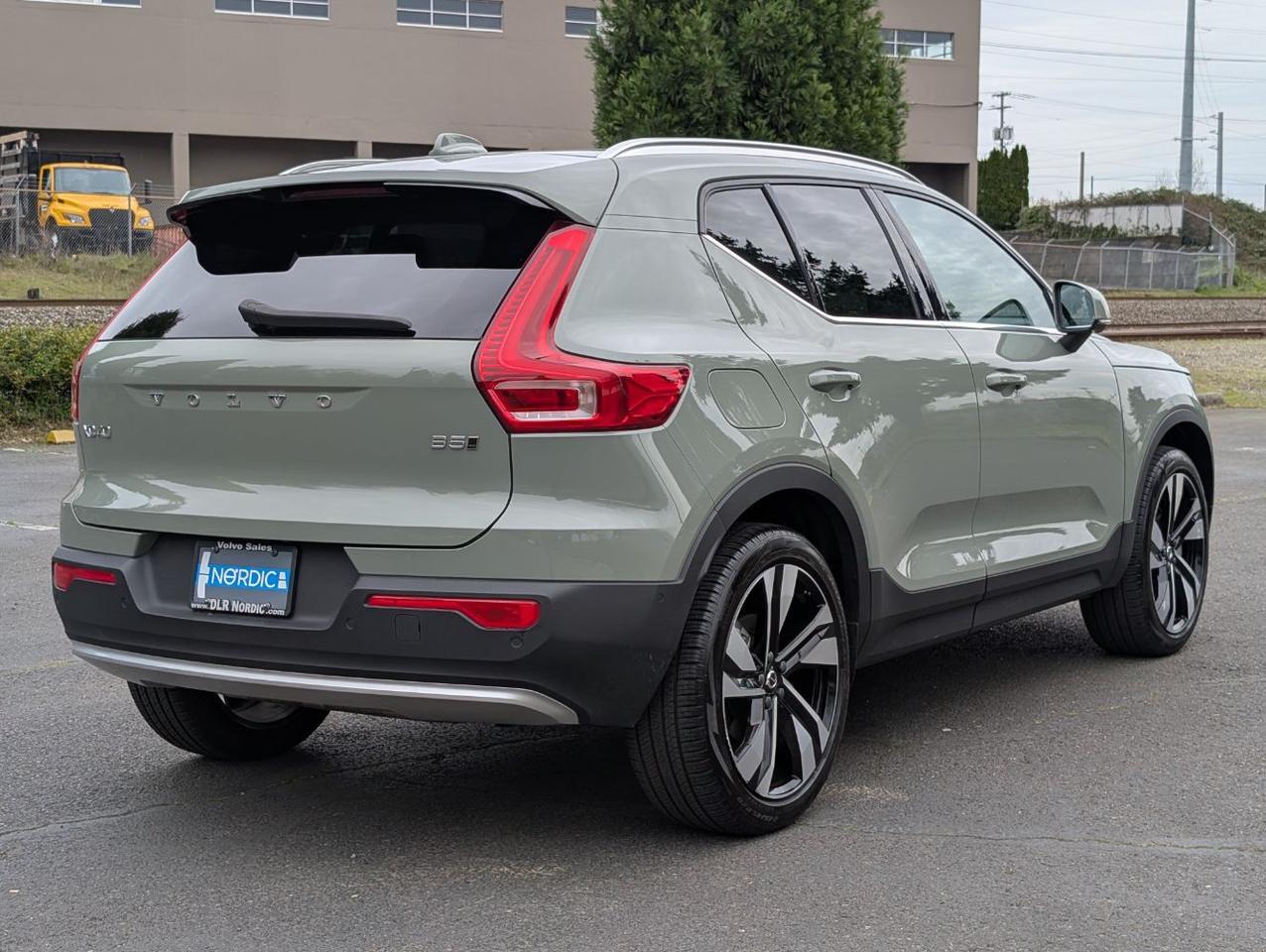 2025 Volvo XC40 B5 Hybrid AWD PLUS | HK Premium Audio, Climate Pkg, 20" Wheels * Portland OR