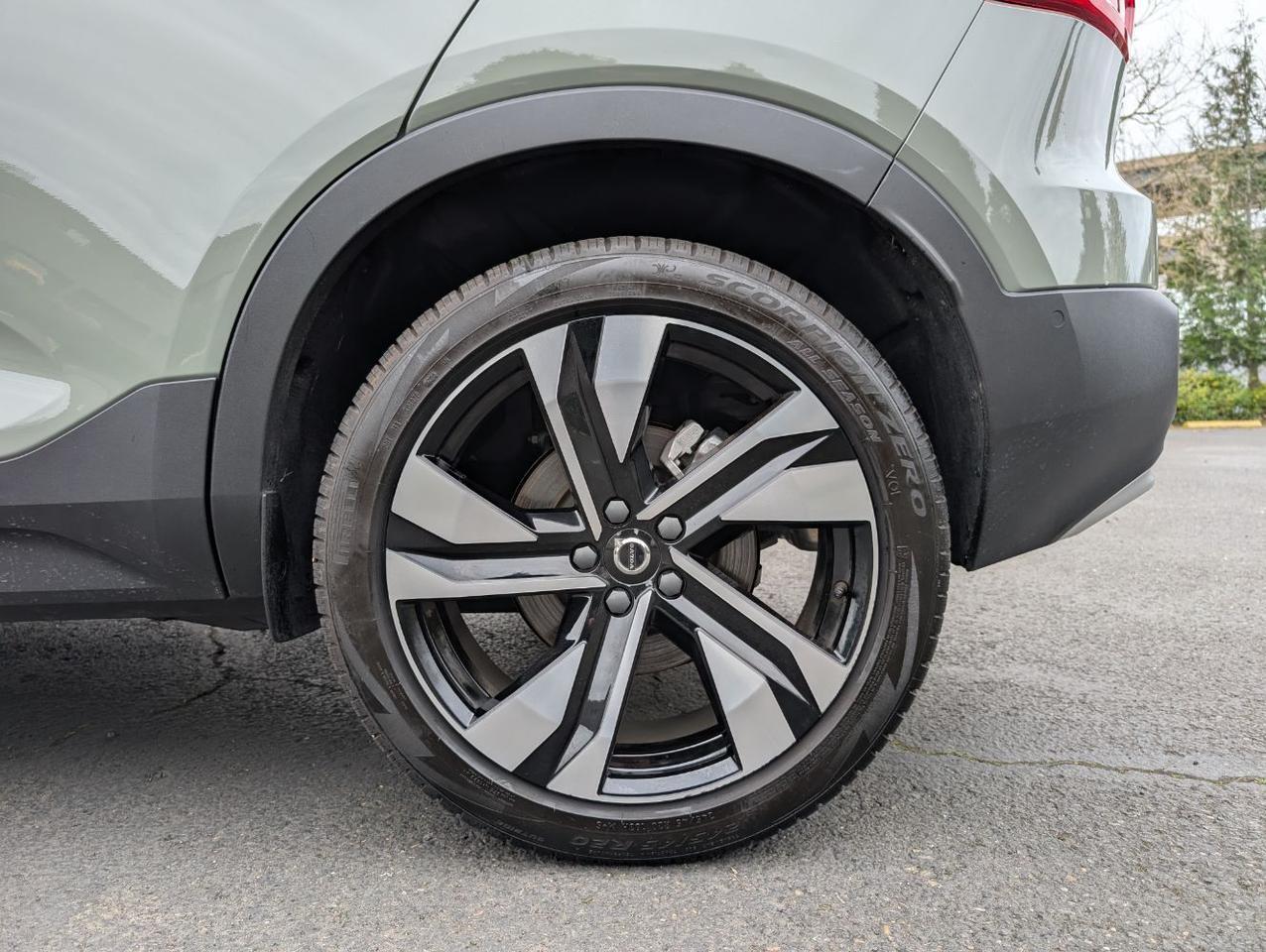 2025 Volvo XC40 B5 Hybrid AWD PLUS | HK Premium Audio, Climate Pkg, 20" Wheels * Portland OR