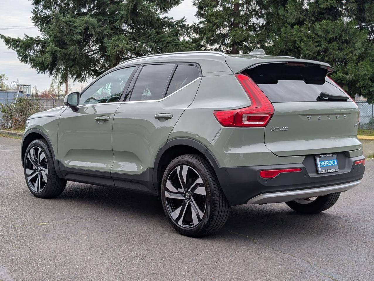 2025 Volvo XC40 B5 Hybrid AWD PLUS | HK Premium Audio, Climate Pkg, 20" Wheels * Portland OR