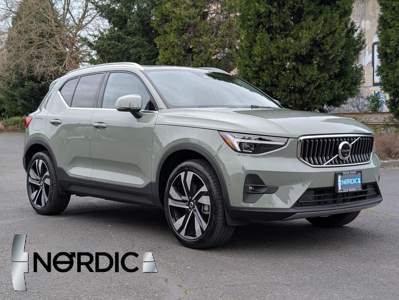 2025 Volvo XC40 B5 Hybrid AWD PLUS | HK Premium Audio, Climate Pkg, 20" Wheels *