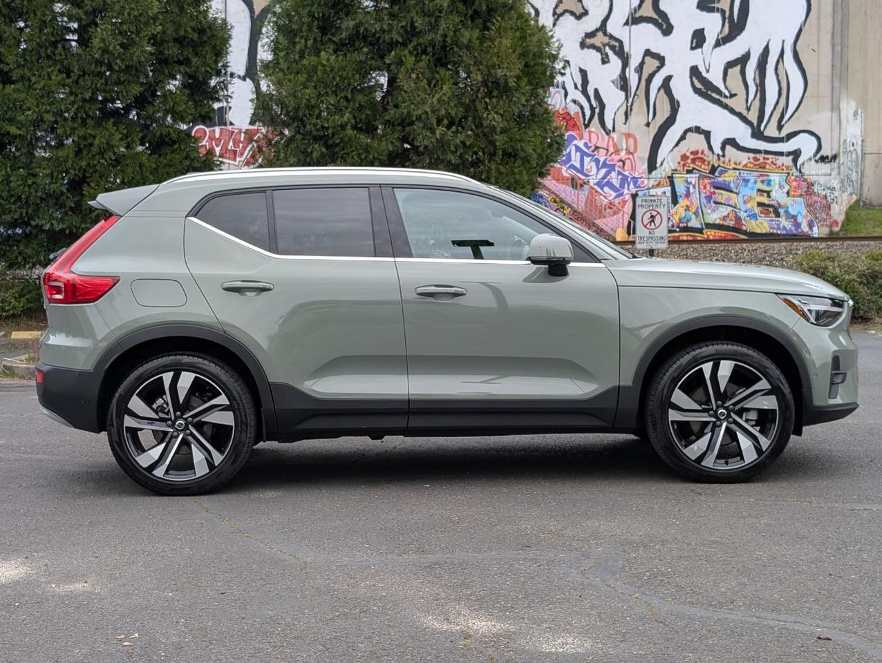 2025 Volvo XC40 B5 Hybrid AWD PLUS | HK Premium Audio, Climate Pkg, 20" Wheels * Portland OR