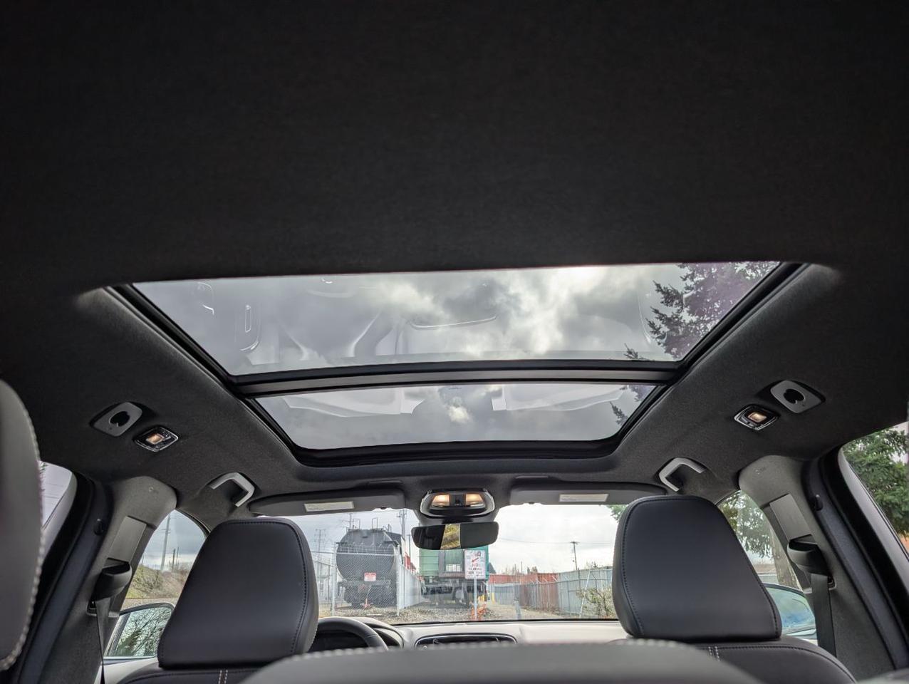 2025 Volvo XC40 B5 Hybrid AWD PLUS | High Performance Audio, 360° Cam, Panoramic Roof, 4 Heated Seats & Heated Wheel Portland OR