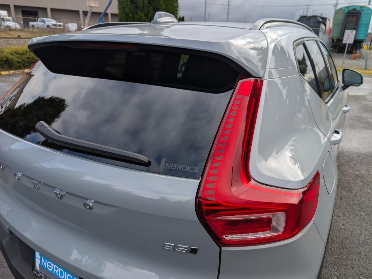 2025 Volvo XC40 B5 Hybrid AWD PLUS | High Performance Audio, 360° Cam, Panoramic Roof, 4 Heated Seats & Heated Wheel Portland OR