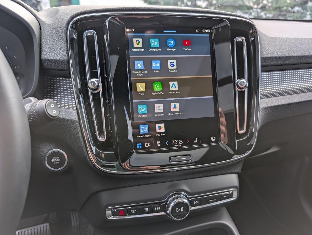 2025 Volvo XC40 B5 Hybrid AWD PLUS | High Performance Audio, 360° Cam, Panoramic Roof, 4 Heated Seats & Heated Wheel Portland OR