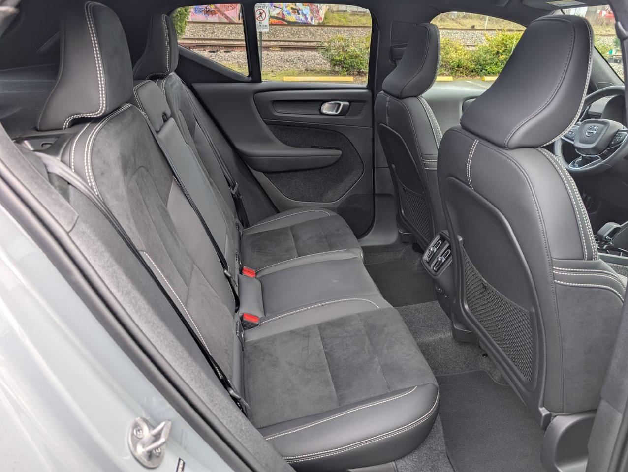 2025 Volvo XC40 B5 Hybrid AWD PLUS | High Performance Audio, 360° Cam, Panoramic Roof, 4 Heated Seats & Heated Wheel Portland OR