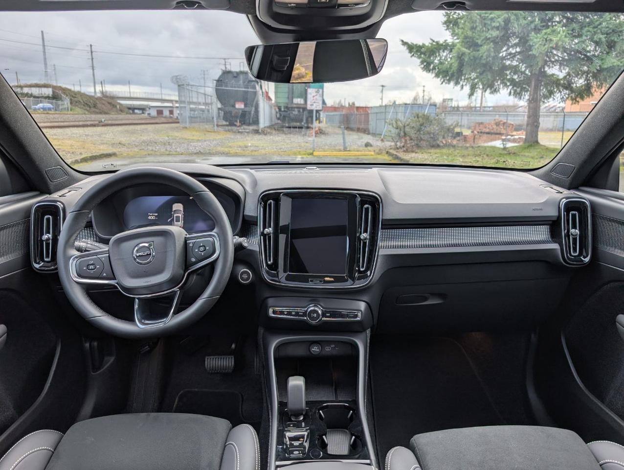 2025 Volvo XC40 B5 Hybrid AWD PLUS | High Performance Audio, 360° Cam, Panoramic Roof, 4 Heated Seats & Heated Wheel Portland OR