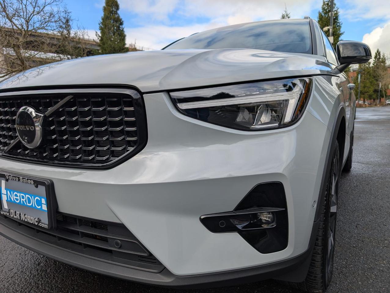 2025 Volvo XC40 B5 Hybrid AWD PLUS | High Performance Audio, 360° Cam, Panoramic Roof, 4 Heated Seats & Heated Wheel Portland OR