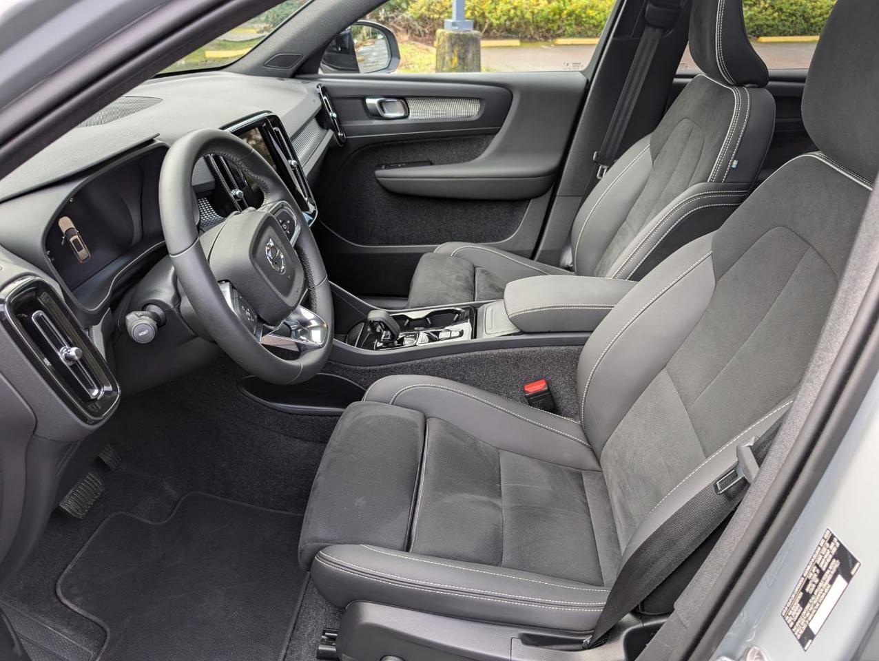 2025 Volvo XC40 B5 Hybrid AWD PLUS | High Performance Audio, 360° Cam, Panoramic Roof, 4 Heated Seats & Heated Wheel Portland OR