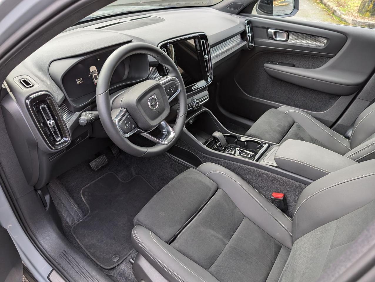 2025 Volvo XC40 B5 Hybrid AWD PLUS | High Performance Audio, 360° Cam, Panoramic Roof, 4 Heated Seats & Heated Wheel Portland OR