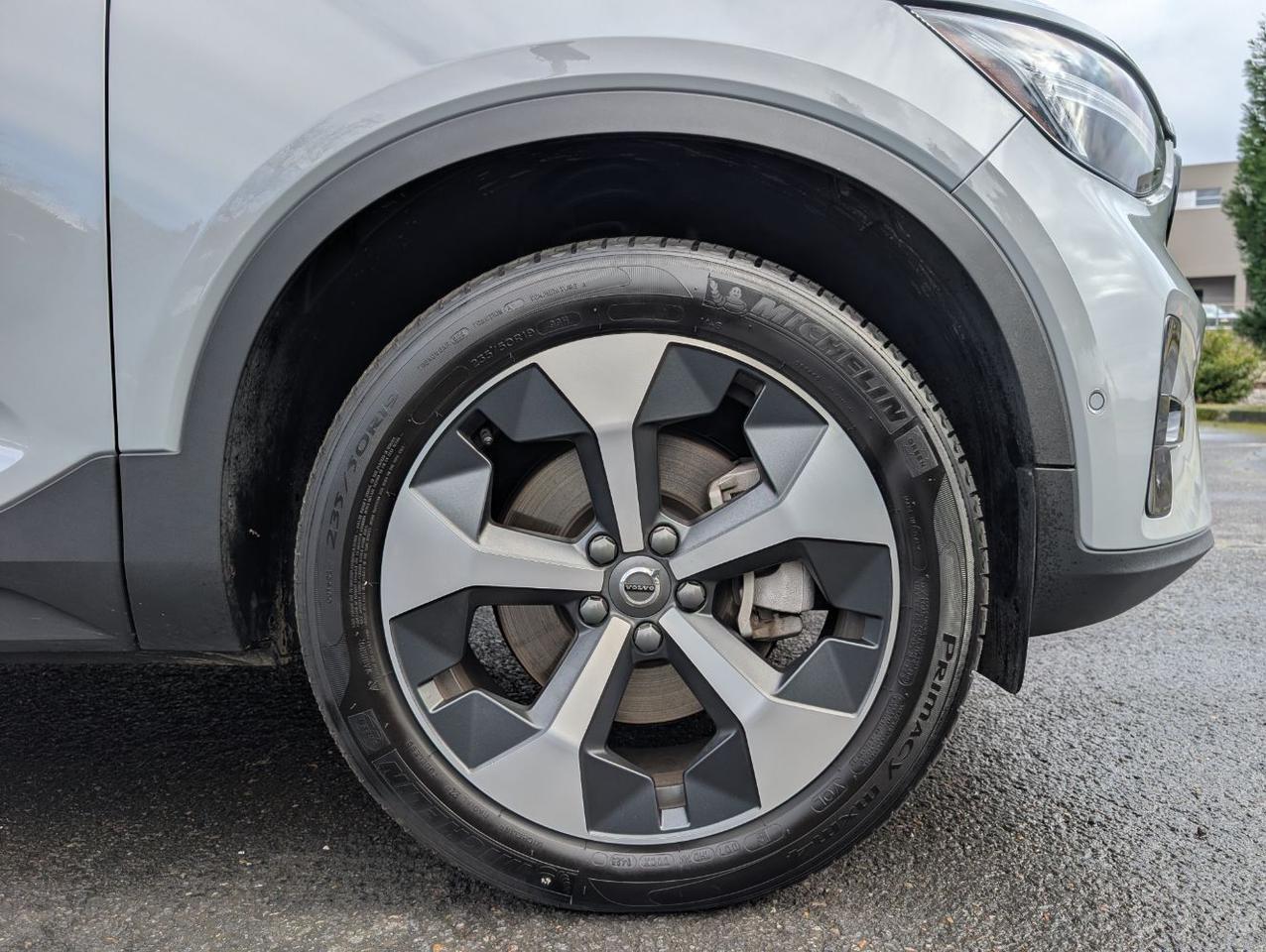 2025 Volvo XC40 B5 Hybrid AWD PLUS | High Performance Audio, 360° Cam, Panoramic Roof, 4 Heated Seats & Heated Wheel Portland OR