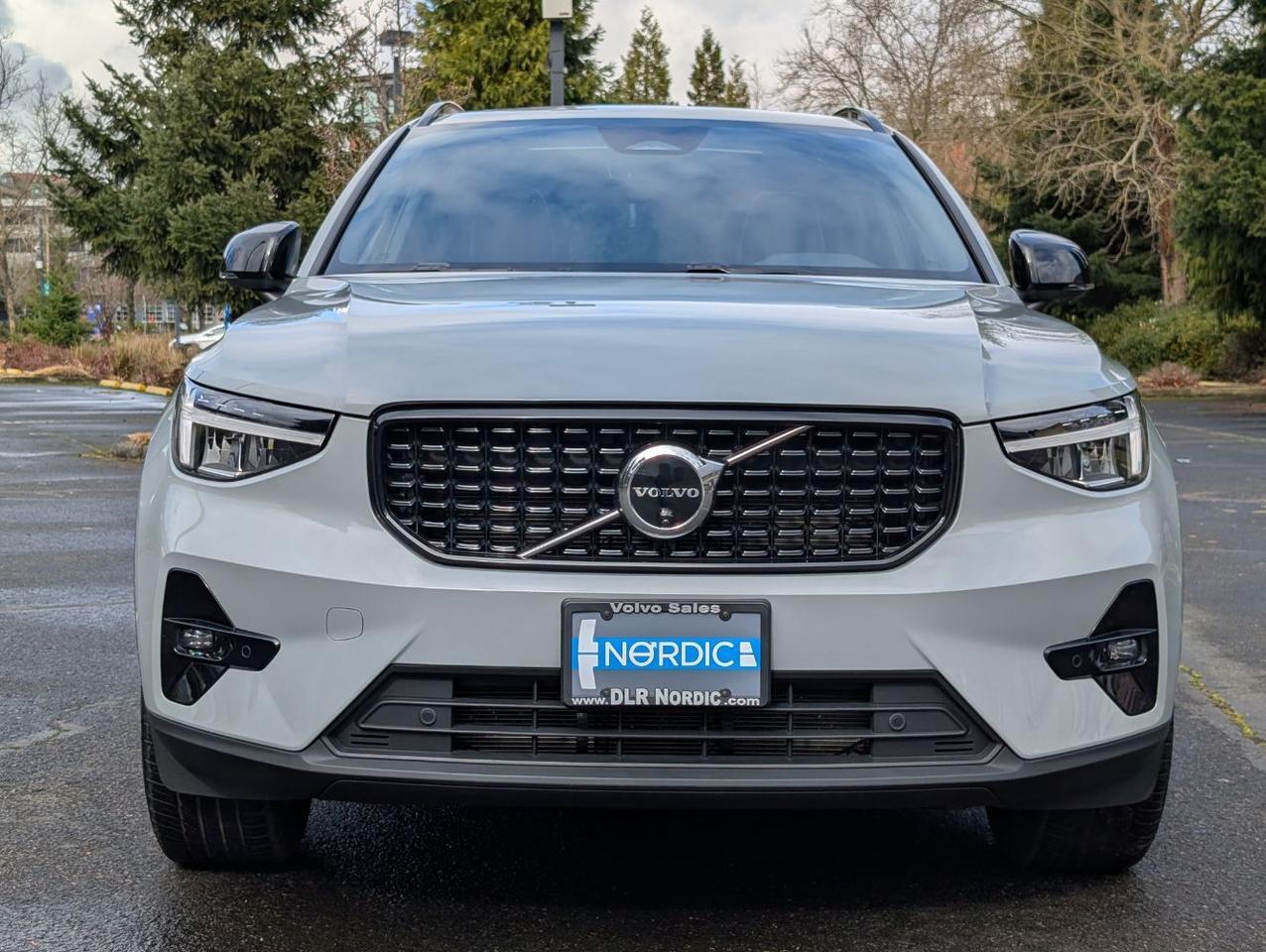 2025 Volvo XC40 B5 Hybrid AWD PLUS | High Performance Audio, 360° Cam, Panoramic Roof, 4 Heated Seats & Heated Wheel Portland OR