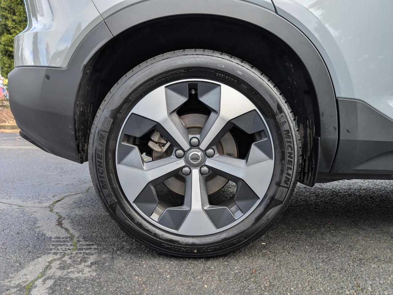 2025 Volvo XC40 B5 Hybrid AWD PLUS | High Performance Audio, 360° Cam, Panoramic Roof, 4 Heated Seats & Heated Wheel Portland OR